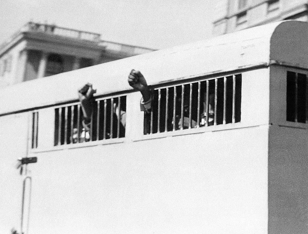 1964. Nelson Mandela az öklét tartja ki a rabomobilból, miután életfogytiglanra ítélték..jpg