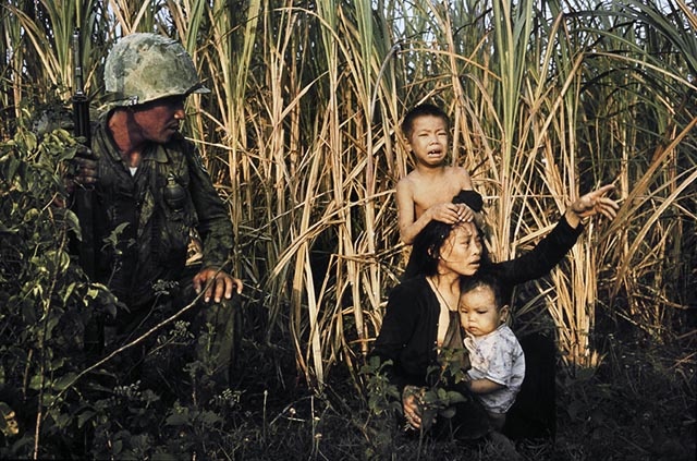 1966. Vietnam. Halálra rémült falusiak egy dél-koreai katonával..jpg