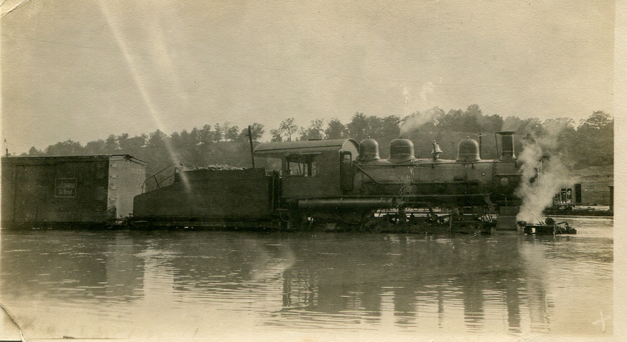 1916_lokomotiv_a_vizben_a_tennessei-beli_french_broad_river_aradasa_idejen.png