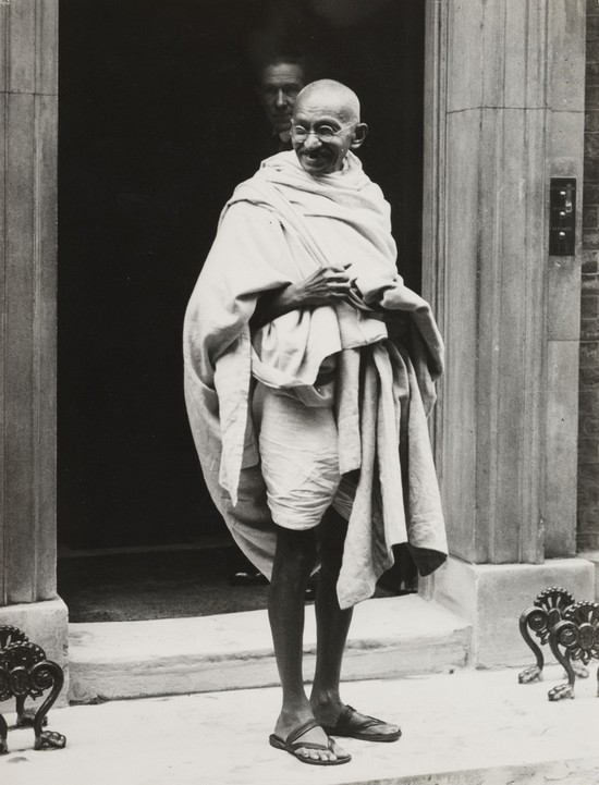 1931_mahatma_gandhi_on_the_steps_of_10_downing_street_after_he_visited_the_british_prime_minister_ramsay_macdonald.jpg
