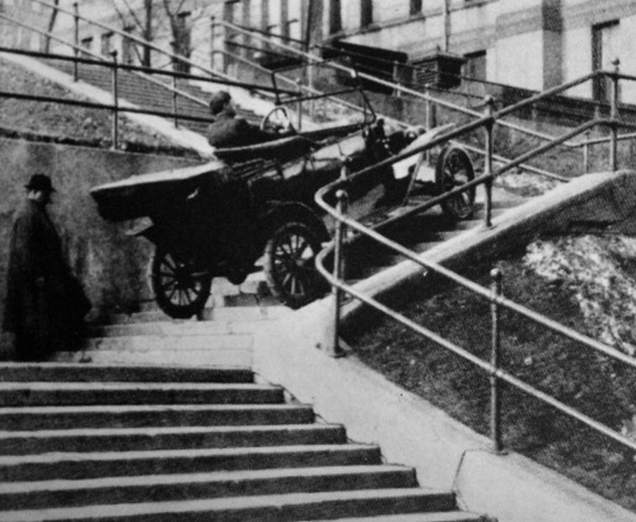 1910-es_evek_duluth_minnesota_egy_t-modell_gazdaja_fogadott_hogy_kocsija_felmegy_a_lepcsokon_megnyerte.jpg