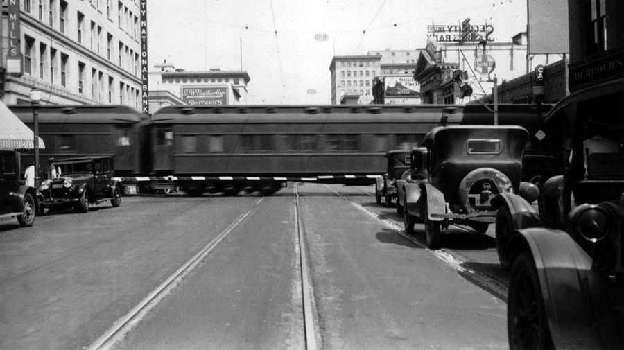 1928_a_santa_fe_railway_szerelvenye_keresztezi_a_colorado_street-et_pasadenaban_mara_mar_megszunt_ez_a_vasuti_keresztezodes.jpg