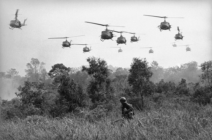 1965_amerikai_helikopterek_kozelednek_egy_vietkong_taborhoz_tay_ninh-tol_18_merfoldre_eszakra_a_kambodzsai_hatar_kozeleben.jpg