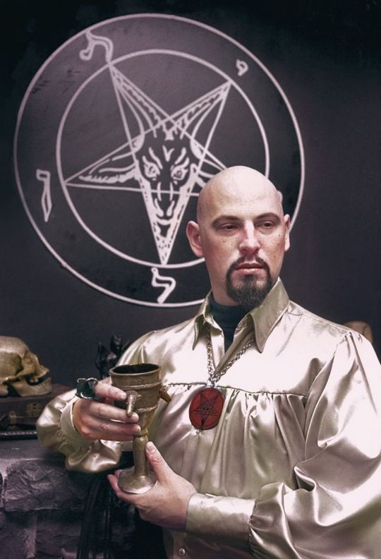 1970_anton_szandor_lavey_a_satan_egyhazanak_alapitoja_es_fopapja.jpg