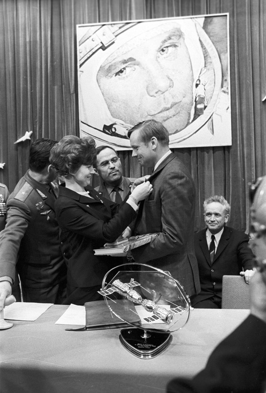 1970_valentyina_tyereskova_az_elso_no_a_vilagurben_es_neil_armstrong_elso_ember_a_holdon_talalkozasa_moszkvaban.jpg