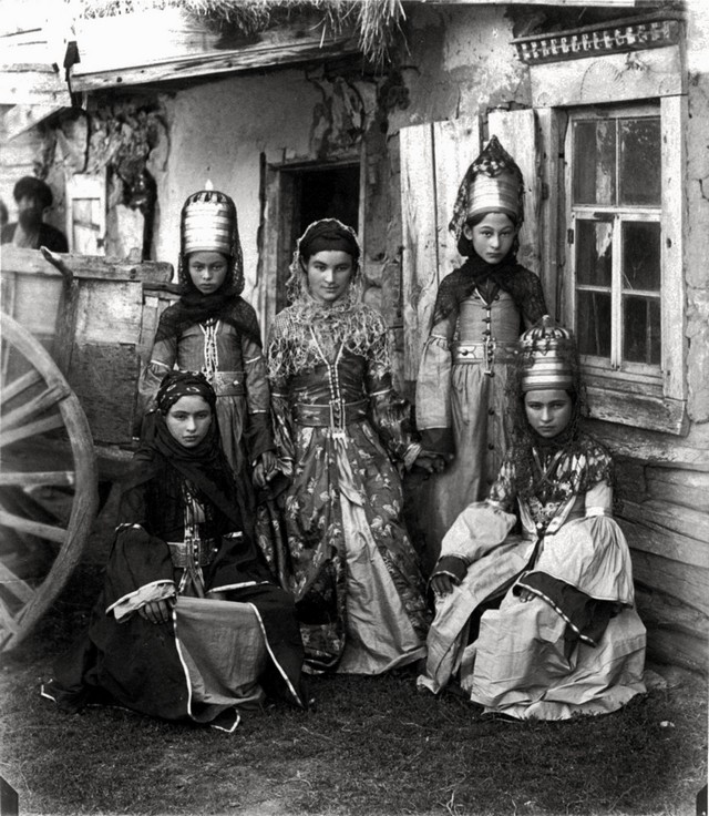 1890_abazinkai_nok_a_szocsi-kozeli_telepulesen_elok_sajatos_nepviseletukben_dimitrij_i_jermakov_fotoja.jpg