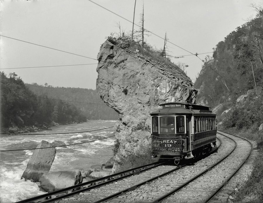 1905_a_giant_rock_a_niagara_gorge_vasuttarsasag_great_gorge_utvonalan_niagara_fallsnal_erdemes_megnezni_a_mai_allapotot_termeszetesen_a_villamosnak_mar_nyoma_sincs.jpg