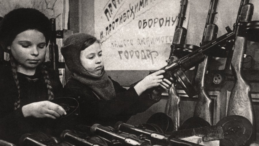 1943_gyerekek_szerelik_ossze_a_ppsh_geppuskakat_egy_novokuznyetszki_fegyvergyarban_a_szovjetunioban.jpg