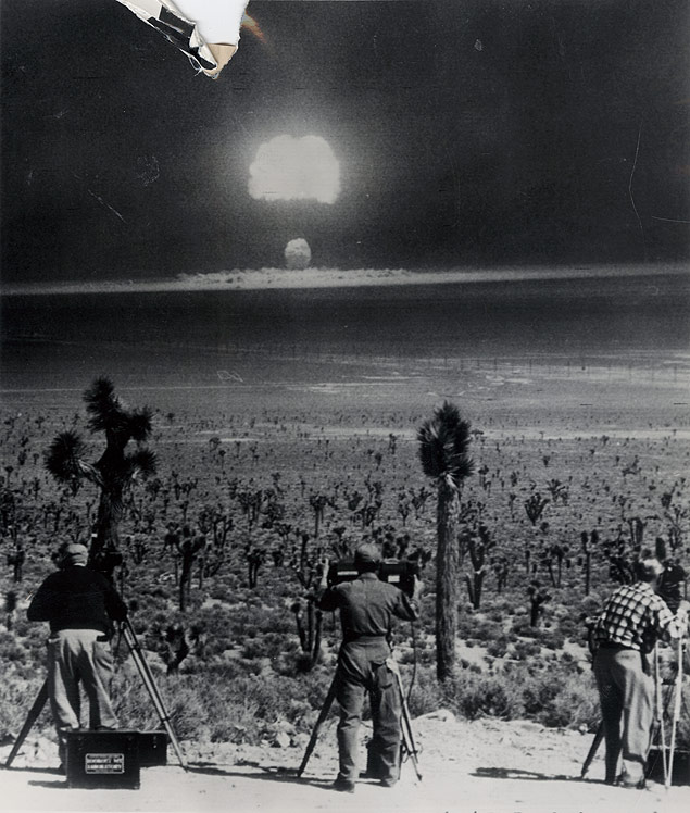 1953_a_nevadai_sivatagban_vegzett_atomrobbantast_rogzitik_a_fotosok.jpg