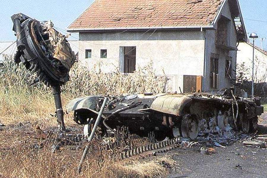 1991_november_egy_erdekesen_megsemmisult_jugoszlav_tank_amit_a_horvat_hadsereg_tagjai_lottek_ki_vukovaron.jpg