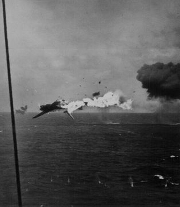 1943_japan_bombazo_robban_fel_a_csendes-ocean_felett_az_amerikai_tuzben.jpg