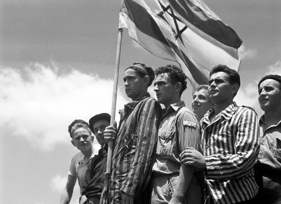1945_a_felszabaditott_buchenwaldi_koncentracios_tabor_zsido_tuleloi_megerkeznek_haifa_kikotojebe.jpg