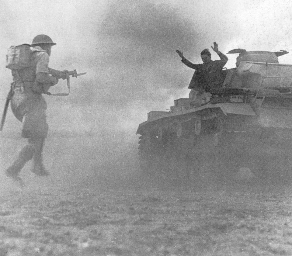 1942. Német páncélos megadja magát a briteknek az el alamein-i csatában..jpg