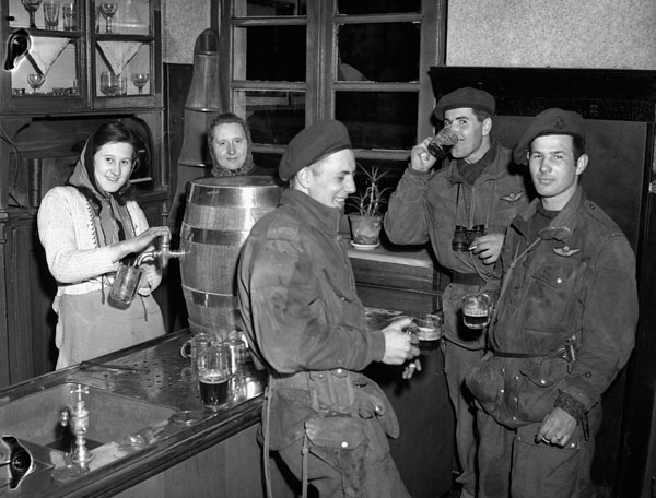 1945. Március. Kanadai ejtőernyősök söröznek egy lembecki sörözőben (Németország).jpg