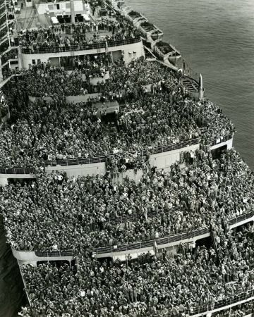 1945. Queen Elisabeth európai fronton harcolt második világháborús katonákat szállít haza New Yorkba..jpg