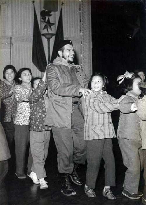 1960. Che Guevara kongát táncol kínai gyerekekkel..jpg
