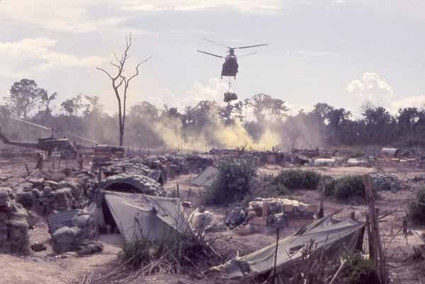 1970. 1st Cav. Chinook helikoptere elhagyja az Grant landzónát, North of Tay Ninh, Vitenam.jpg