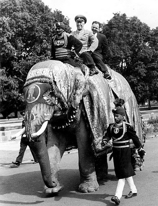 1957_zsukov_szovjet_marsall_elefanthaton_indiaban_tett_latogatasa_soran.jpg