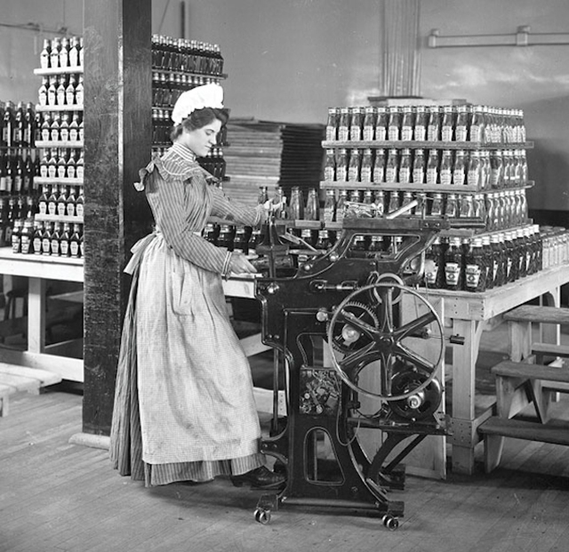 1897_female_worker_bottling_ketchup_at_the_original_heinz_factory_in_pittsburgh.jpg