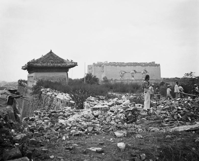 1900. A kínai bokszerlázadás idején lerombolt pekingi falak. A harcok a külföldiek egyre erősödő befolyása és a terjedő kereszténység ellen folytak..jpg