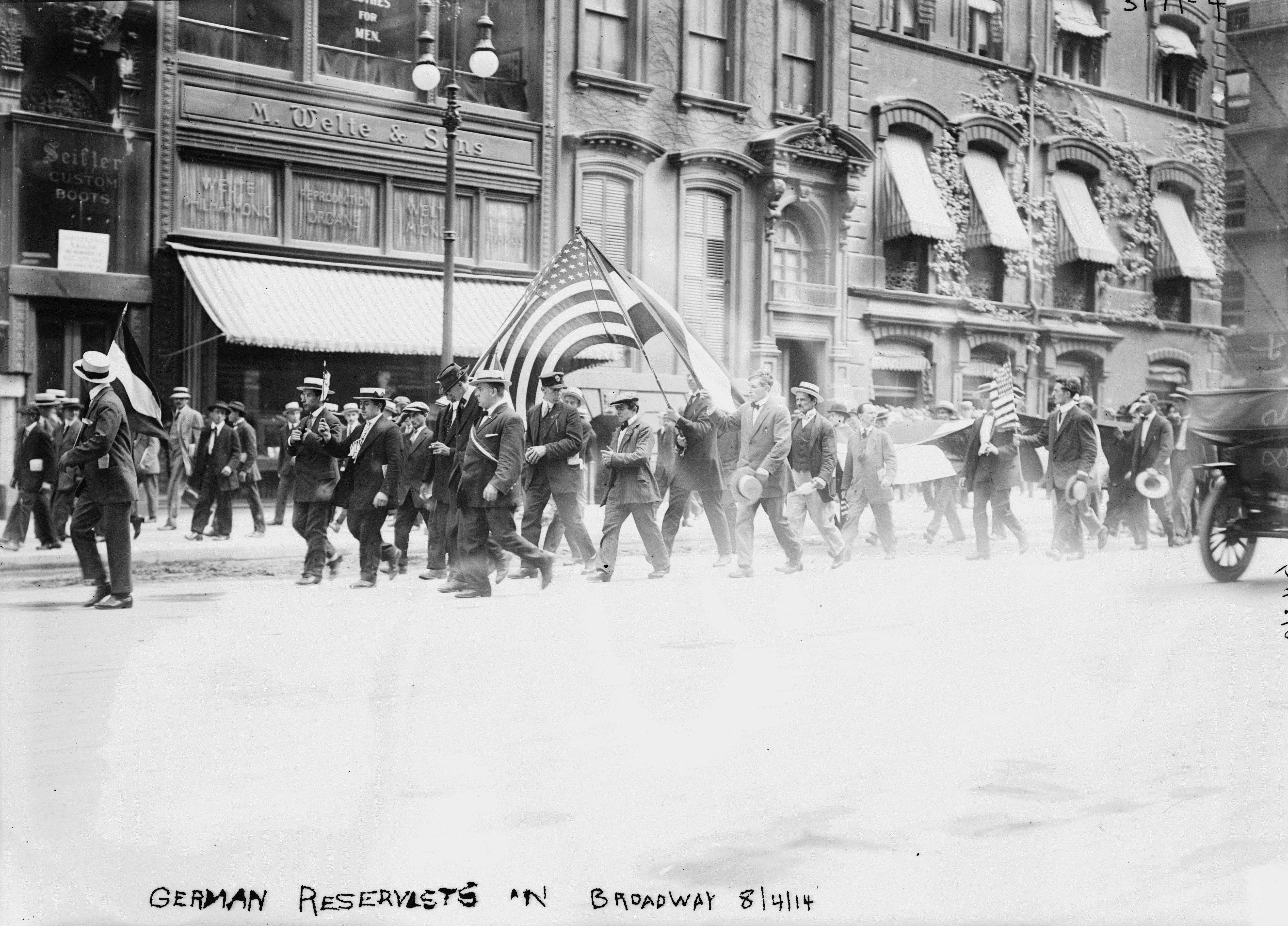 1914. Német származású amerikai önkéntesek vonulnak be harcolni volt hazájuk ellen..jpg