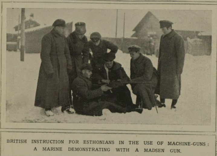 1919. Brit tengerészek tanítják a géppuska kezelését az észt katonáknak..png