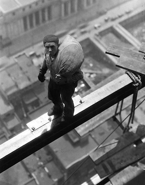 1930. Wall streeten épülő felhőkarcolón dolgozó munkás..jpg