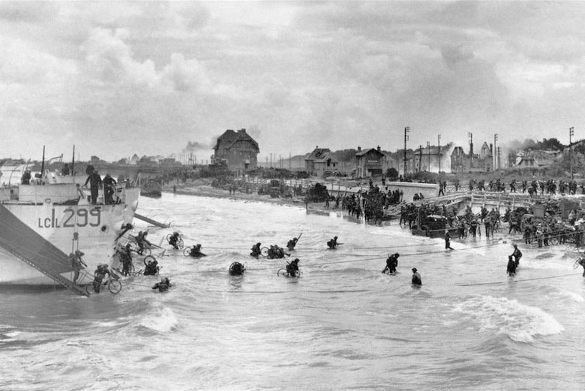 1944. Június 6-án kanadai csapatok száálnak partra a Juno Beach-en, Bernieres-sur-Mer-nél. Nekik volt a legkönnyebb dolguk a többi partraszálló csapathoz képest..jpg