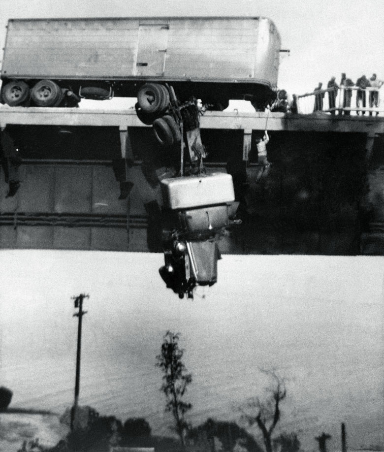 1953. A szerencsétlenül járt kamion vezetőjét mentik ki a baleset szemtanúi a percekkel később lezuhanó járműből. A kép 1954-ben Pulitzer-díjat nyert..jpg