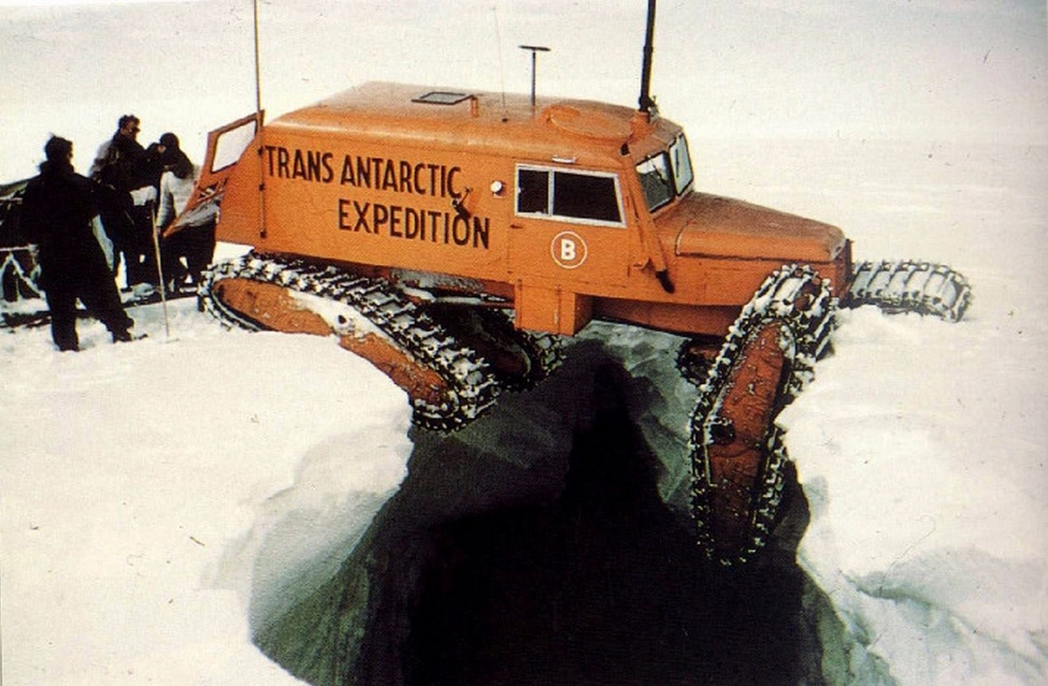 1957. A Brit Nemzetközösség Antarktisz expedíciójának elakadt lánctalpasa._cr.jpg