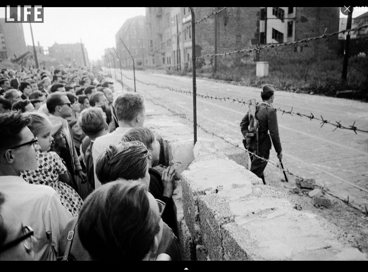 1961. Nyugat-berlini tömeg figyeli a frissen létesített fal túloldalán folyó eseményeket..jpg