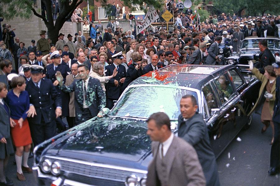 1966. Lyndon Johnson USA elnök autóját ausztráliai látogátása során festékkel dobálták meg vietnami háború ellenes aktivisták..jpg