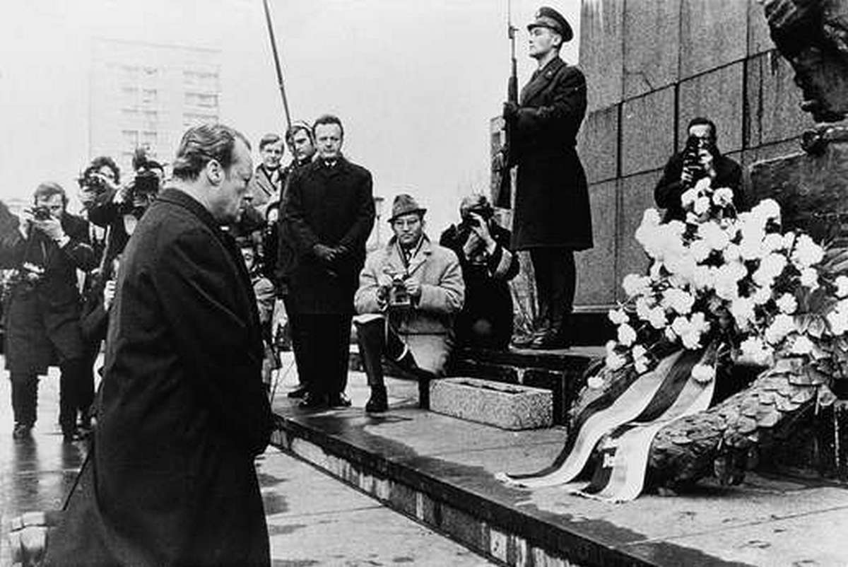 1970. Willy Brandt NSzK kancellár varsói térdeplése. Nyilvános bocsánatkérés volt a németek nevében a lengyelek ellen elkövetett háborús bűnökért..jpg