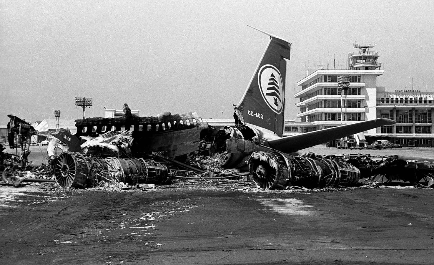 1982. Megsemmisített repülőgép a bejrúti repülőtéren az izraeli, palesztín háborúban..jpg