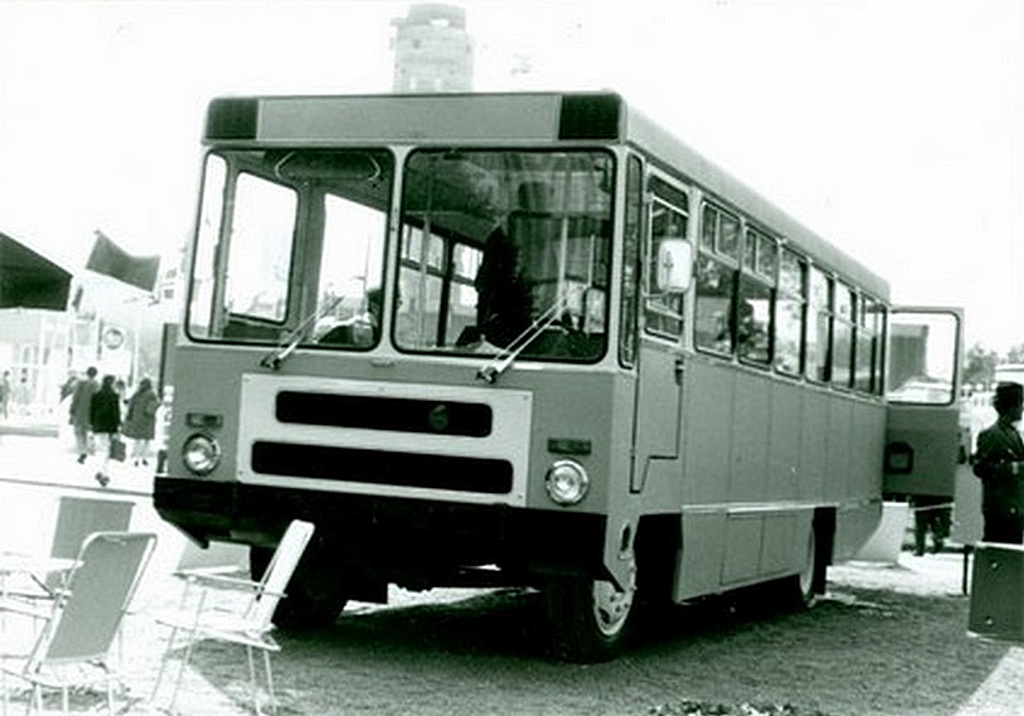 1975_a_kecskemeti_mezogep_vallalat_csepel_alvazra_epitett_autobusz_prototipusa.jpg