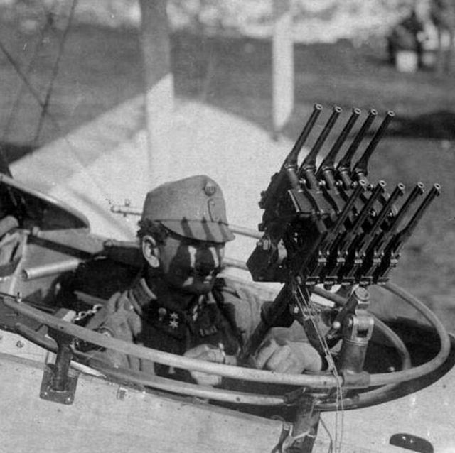 1917_wwi_austro-hungarian_air_force_gunner_with_10_mauser_c96_pistols.jpg