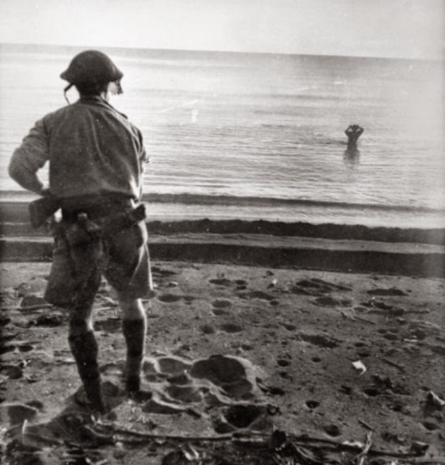 1942_uj-guinea_ausztral_katona_figyeli_a_magat_kezigranattal_kivegzo_japan_katonat_cr.jpg