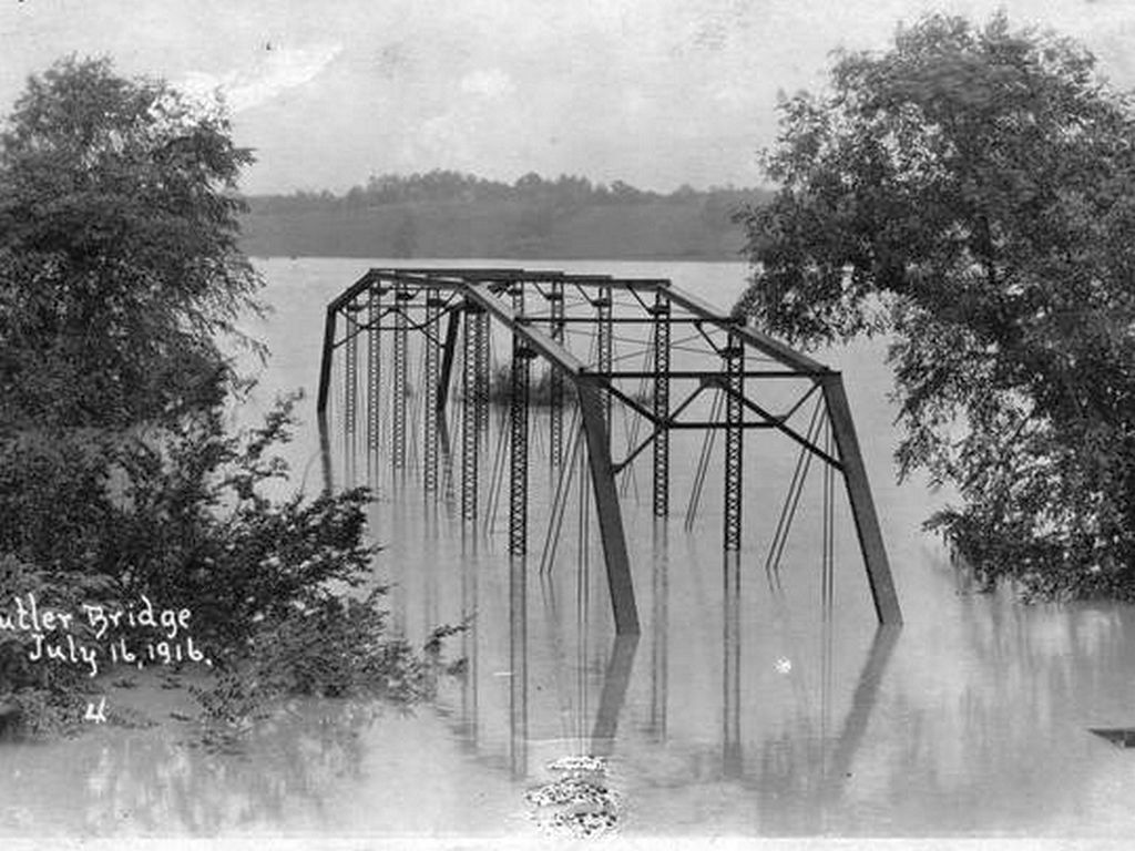 1916_a_butler_bridge_az_eszak-karolinai_asheville_mellett_a_french_broad_river_hatalmas_aradasa_idejen.jpg