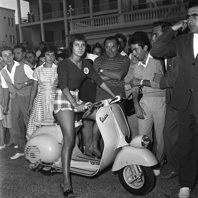 1963_anna_tonella_autori_medell_egy_vespa_bemutaton_riminiben.jpg