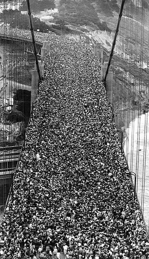1987_huge_crowd_walks_over_the_golden_gate_bridge_celebrating_the_50th_anniversary.jpg