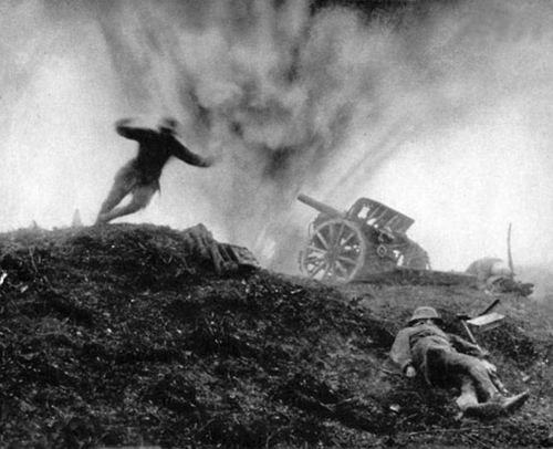 1917. Nyugati front. Német katona vetődik fedezékbe a robbanás elől..jpg