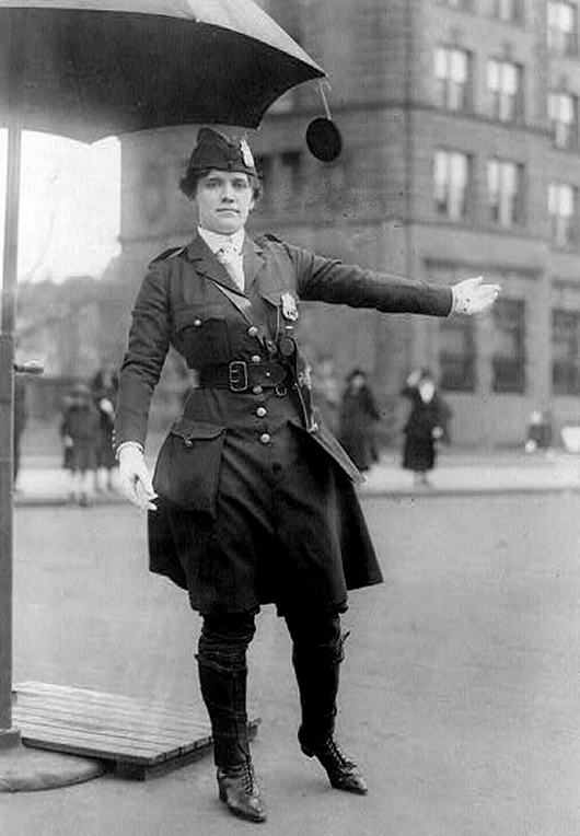 1918. Forgalomirányító közlekedési rendőr-nő, USA..jpg