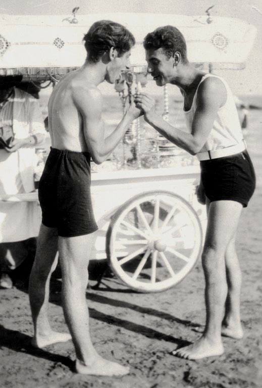 1930. Radnóti Miklós fagyizik a strandon..jpg