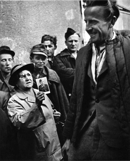 1947. Anya kérdezi katona fiáról a Bécsbe hazaérkező hadifoglyokat..jpg