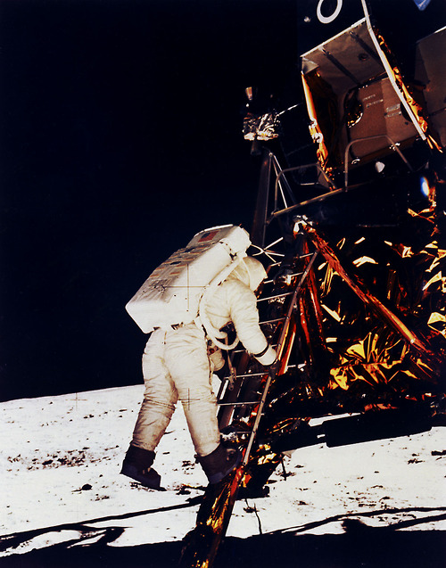 1969. Július 20. Buzz Aldrin a holdra ugrik. A létra túl rövid volt, mert a tudósok úgy hitték a Hold felszínét méter vastag por borítja. Tévedtek. A porréteg egy centije alatt kemény sziklás a talaj..jpg