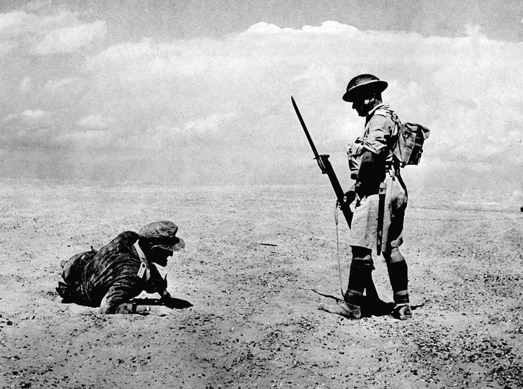 1942_britek_altal_talalt_sebesult_nemet_tiszt_az_eszak-afrikai_sivatagban.jpg