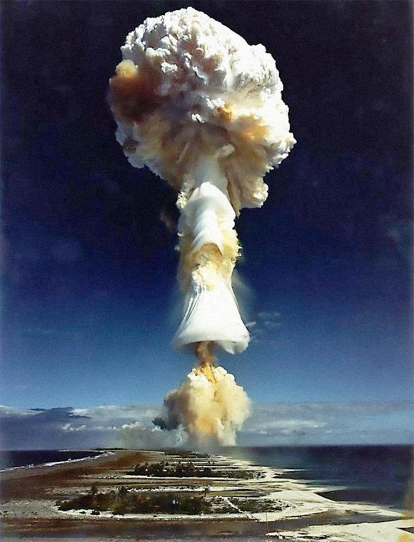 1968_augusztus_24_az_elso_francia_kiserleti_nuklearis_robbantas_a_canopus_muvelet_soran_francia-polinezi-ban_a_atollon_igy_franciaorszag_az_otodik_atomnagyhatomma_valt.jpg