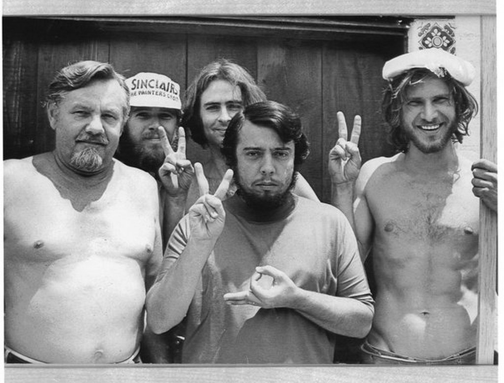 1970_harrison_ford_asztaloskent_a_sergio_mendes_studio_epitesekor_jobb_szelen.jpg