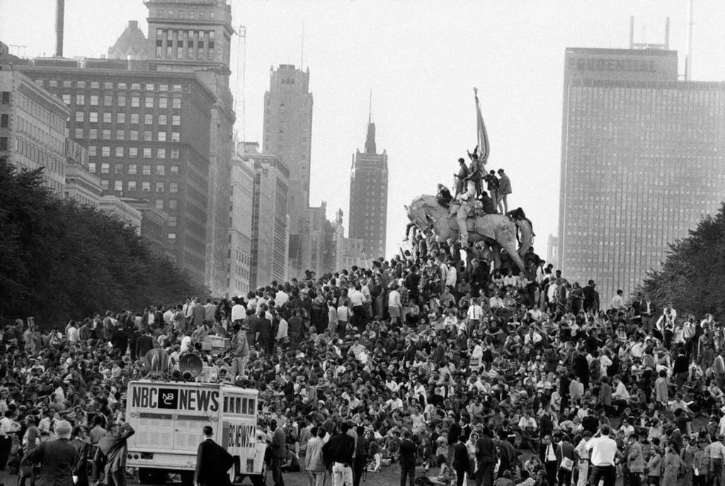 1968_augusztus_25_15_ezer_tiltakozo_a_vietnami_haboru_ellen_a_chicago-i_grant_parkban.jpg