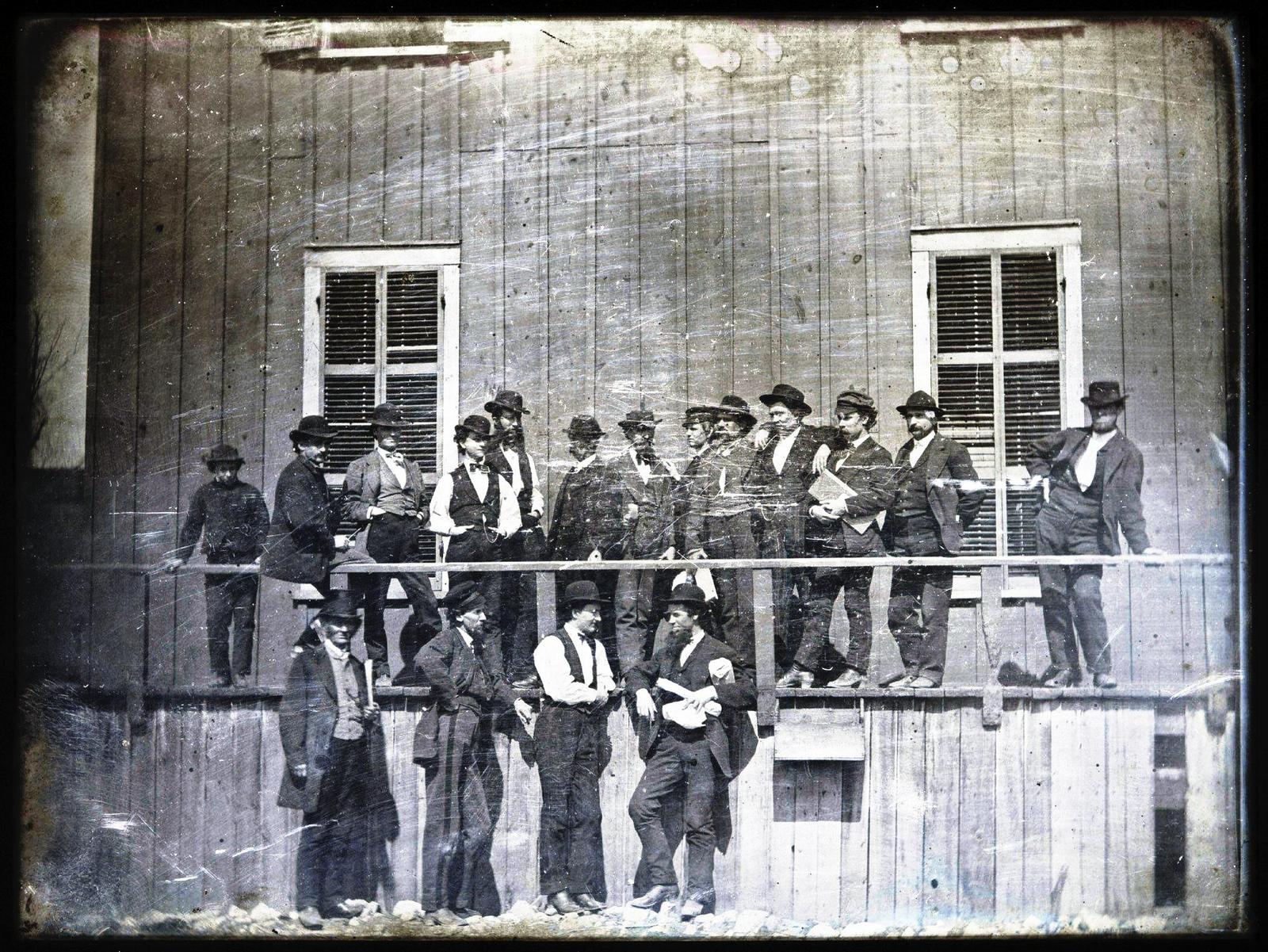 1852. St. Louis, Missouri. Gazdák a rabszolgavásár kezdésére várnak..jpg